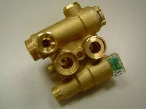 Hydroblock von Remeha, mit mehreren Anschlussöffnungen, in messingfarbenem Material. Eignet sich zur Verwendung in spezifischen Heizsystemen.